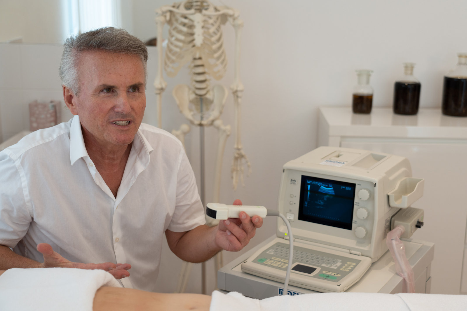 Dr. Mario Herzog bei der Behandlung